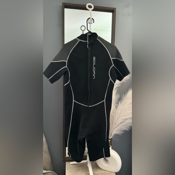 Black‎ and White Rash Guard with V-Shaped Design - Picture 3 of 7